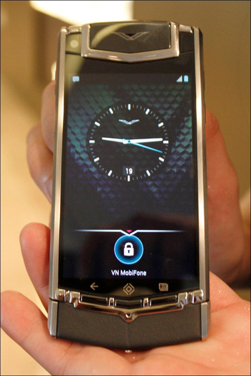 Vertu chính thức công bố smartphone đầu tiên chạy Android tại Việt Nam Vertu chính thức công bố smartphone đầu tiên chạy Android tại Việt Nam