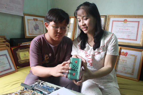 'Thần đồng' tin học 13 tuổi giành hàng chục giải thưởng