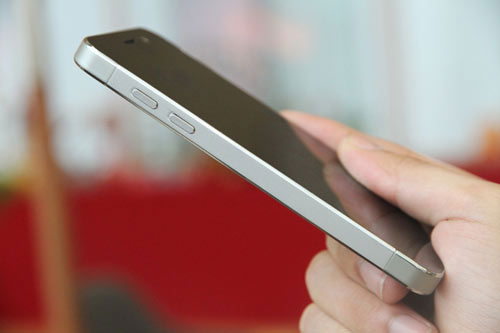 iRevo vượt trội smartphone cùng tầm giá.
