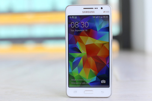 Galaxy Grand Prime là smartphone chuyên chụp hình selfie tầm trung đầu tiên của Samsung giá 4,99 triệu đồng. Máy sử dụng màn hình cảm ứng kích thước 5 inch với độ phân giải qHD. Galaxy Grand Prime sử dụng cấu trúc vỏ rời với viên pin 2.600 mAh bên trong nắp lưng, nằm gần với khe cắm thẻ nhớ và 2 khe cắm SIM. Model 5 inch tầm trung của Samsung còn được trang bị vi xử lý 4 nhân tốc độ 1,2 GHz, RAM 1 GB hoạt động trên nền tảng Android 4.4 KitKat. Máy có 2 camera trong đó camera trước độ phân giải 5 megapixel với chế độ Beatyface hỗ trợ chụp hình tự sướng còn camera sau độ phân giải 8 megapixel.
