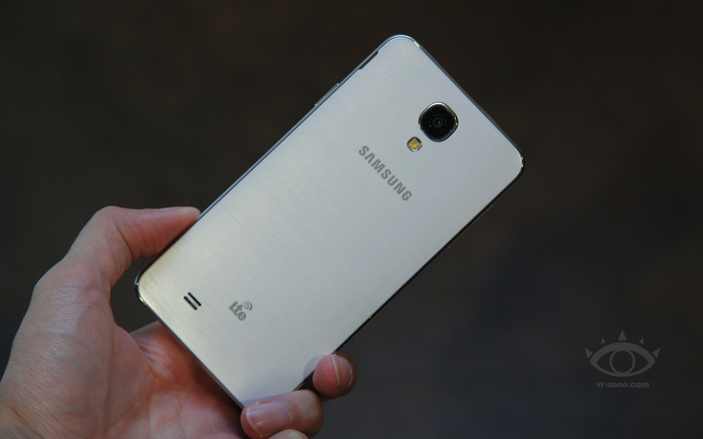 Samsung Galaxy J: 5 Super AMOLED Full-HD, Snapdragon 800, RAM 3GB