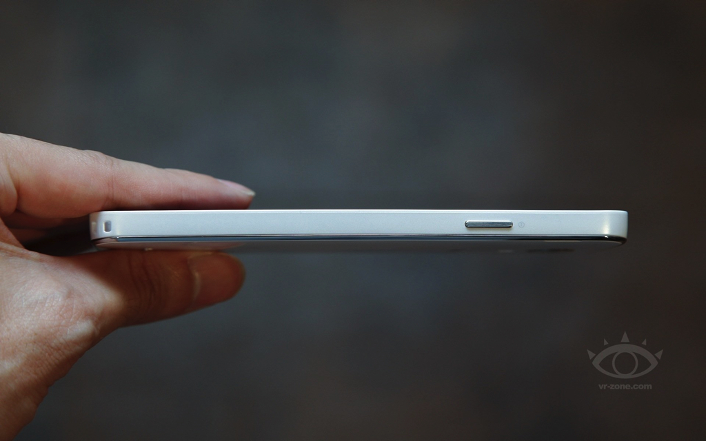 Samsung Galaxy J: 5 Super AMOLED Full-HD, Snapdragon 800, RAM 3GB